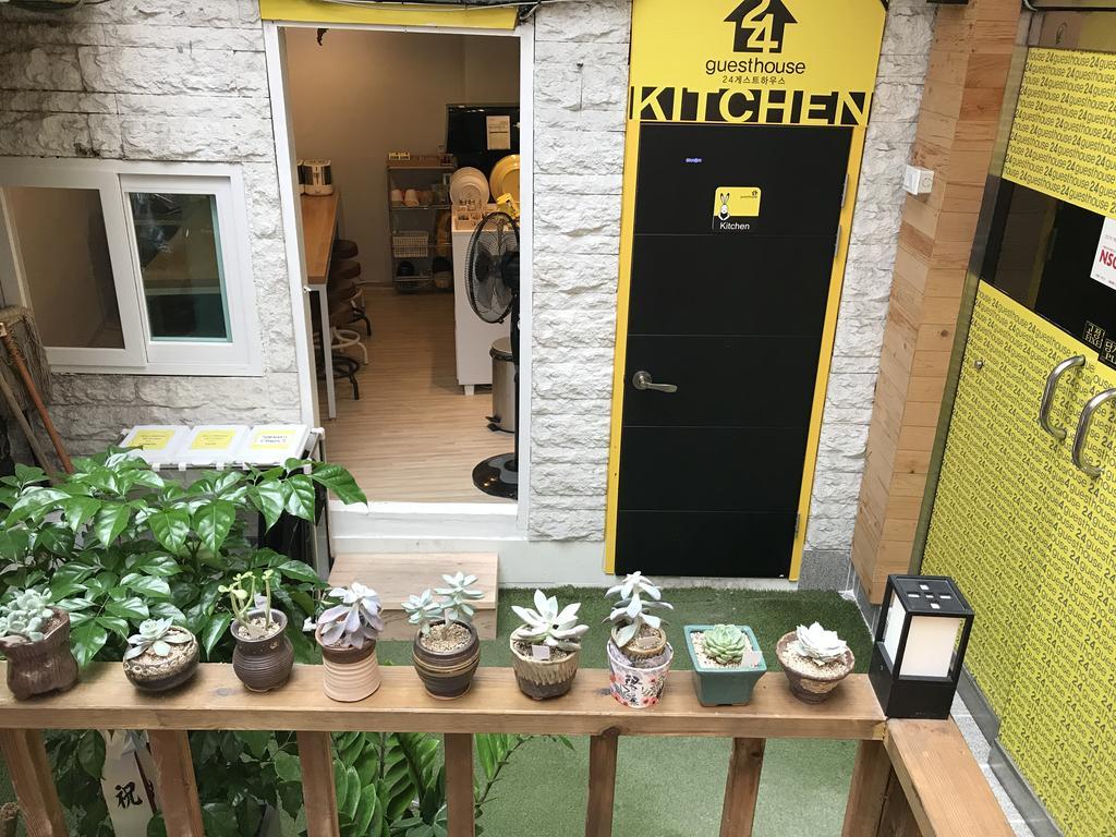 24 Guesthouse Jongno Tower Сеул Екстериор снимка